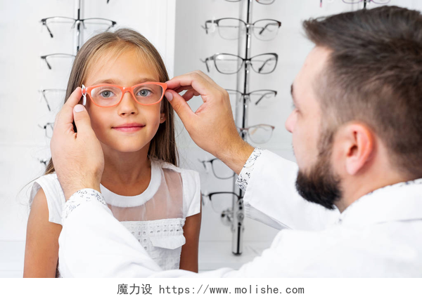 一位男医生为女孩子佩戴合适的眼镜3.女孩和医生选择眼镜